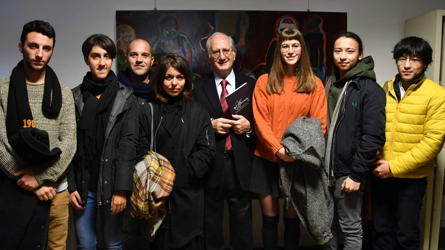  Aldo Giubilaro con gli allievi dell’Accademia di Belle Arti di Carrara che hanno realizzato le opere 