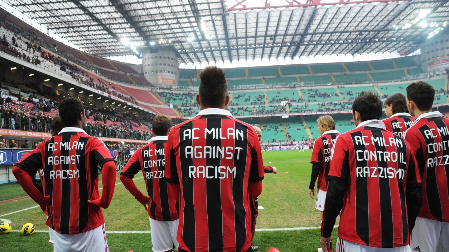 I giocatori del  Milan dopo la polemica per i cori razzisti contro Boateng nel 2013
