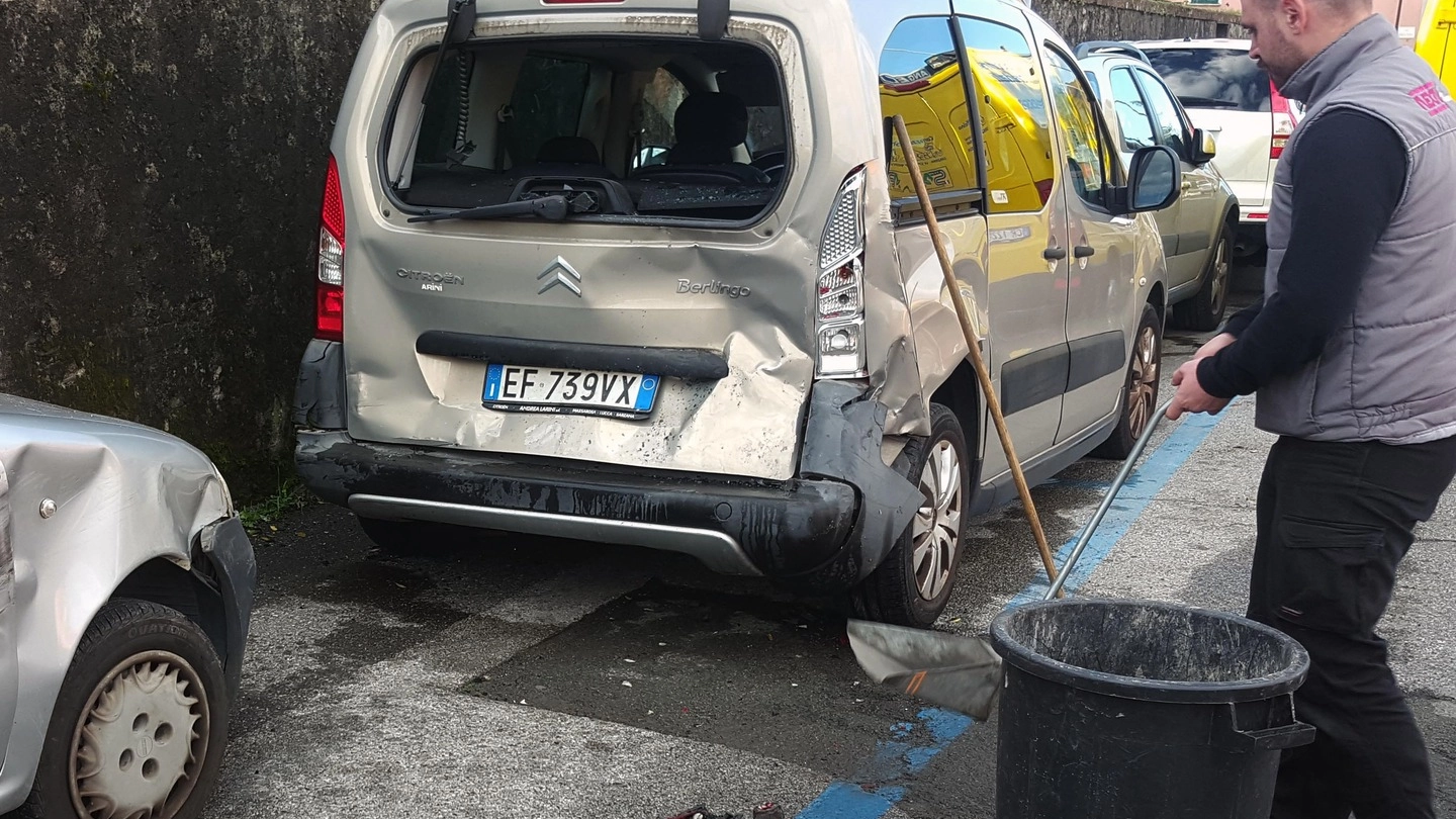 Una delle quattro auto rimaste danneggiate nello violento scontro in via San Francesco