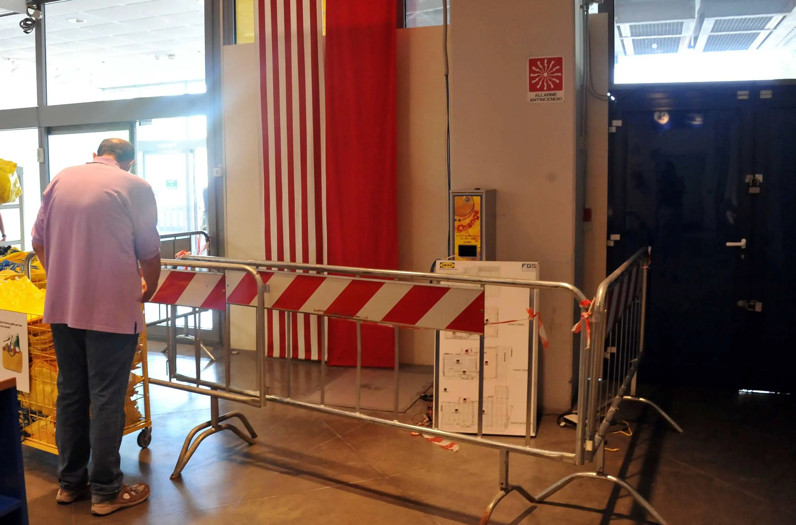 Spaccata all'Ikea, ladri fuggono con il bancomat