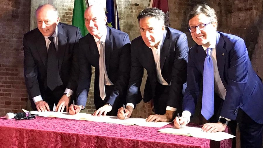 La firma dell'accordo a Livorno