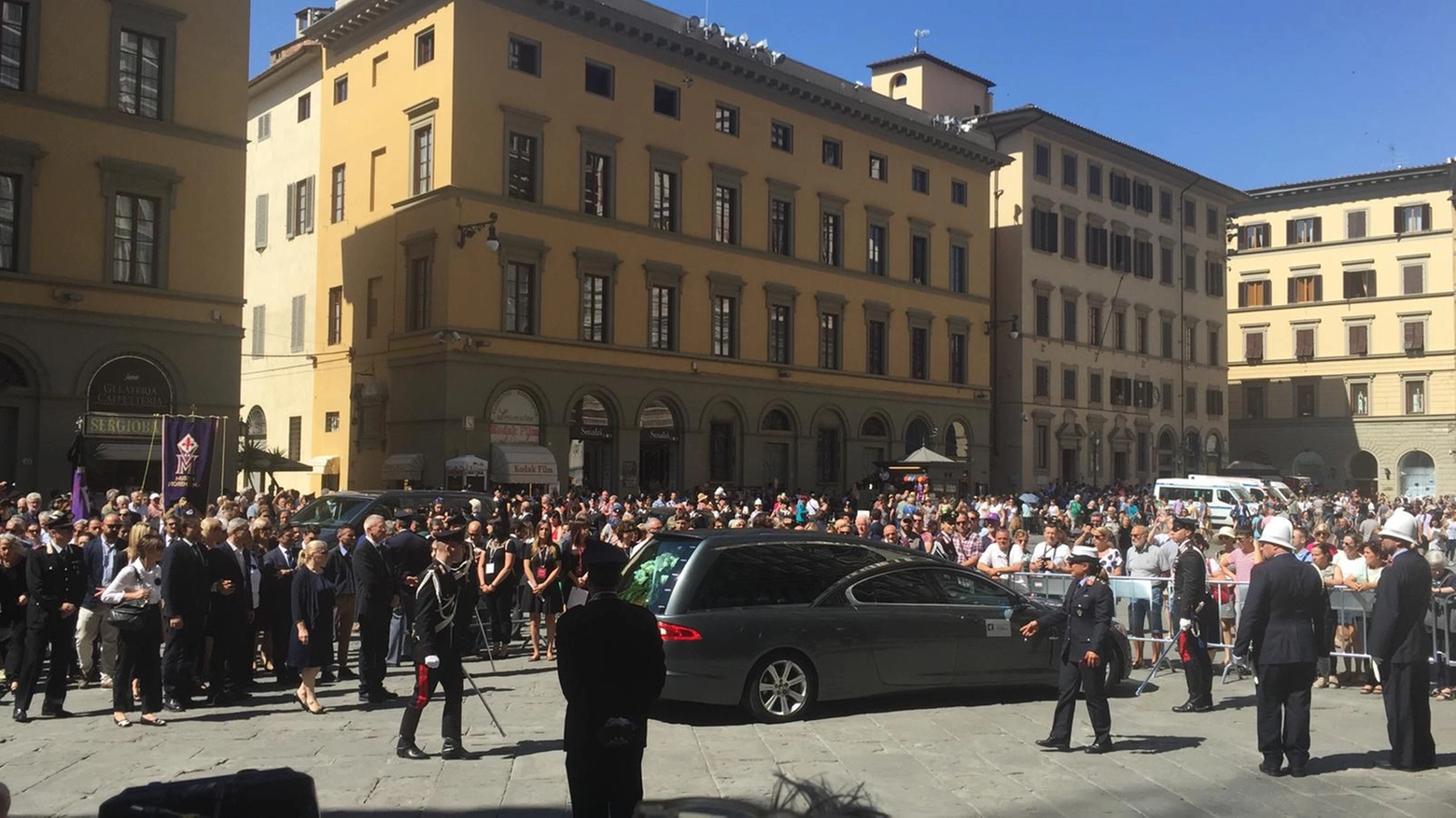 Il feretro di Franco Zeffirelli arriva in Duomo per i funerali 