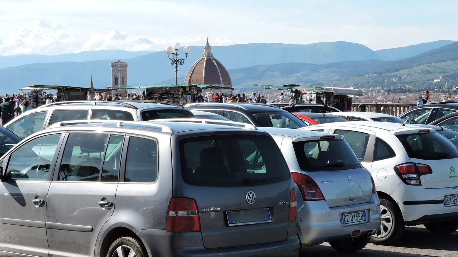 Un "muro" di auto al piazzale Michelangelo