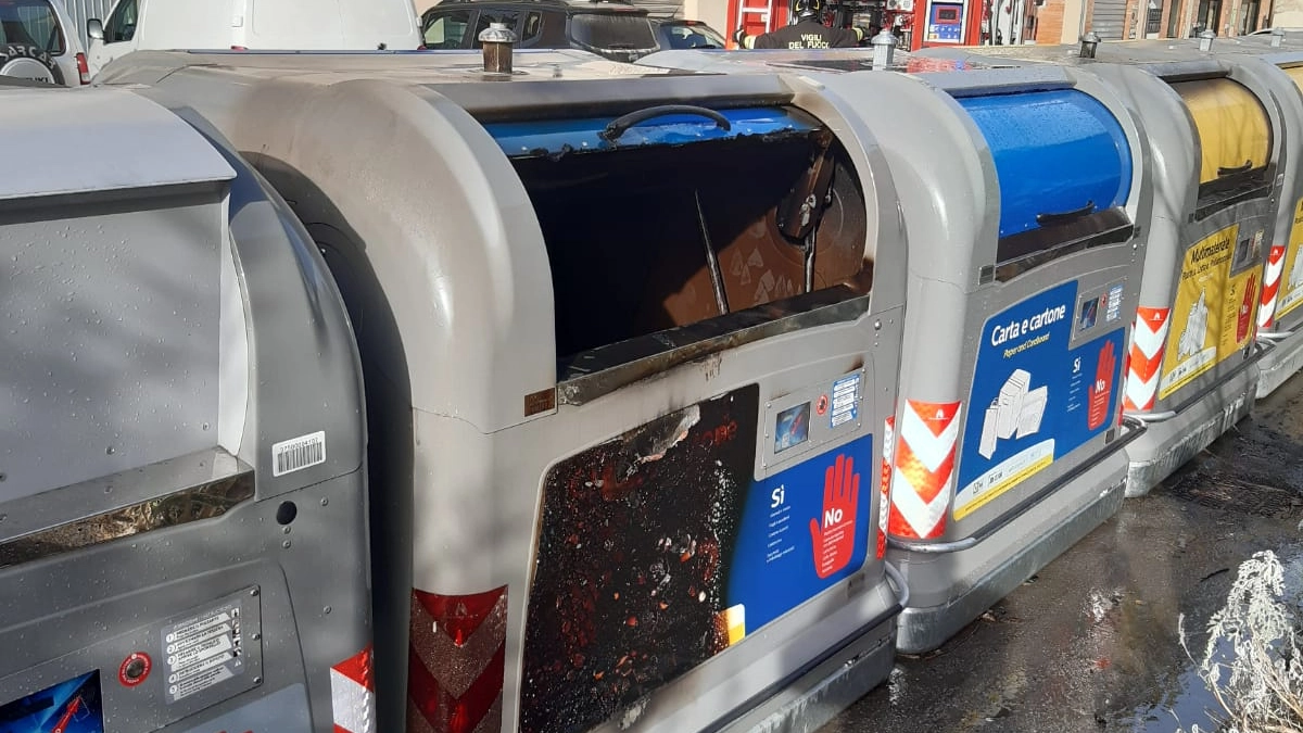 I cassonetti incendiati I cassonetti incendiati