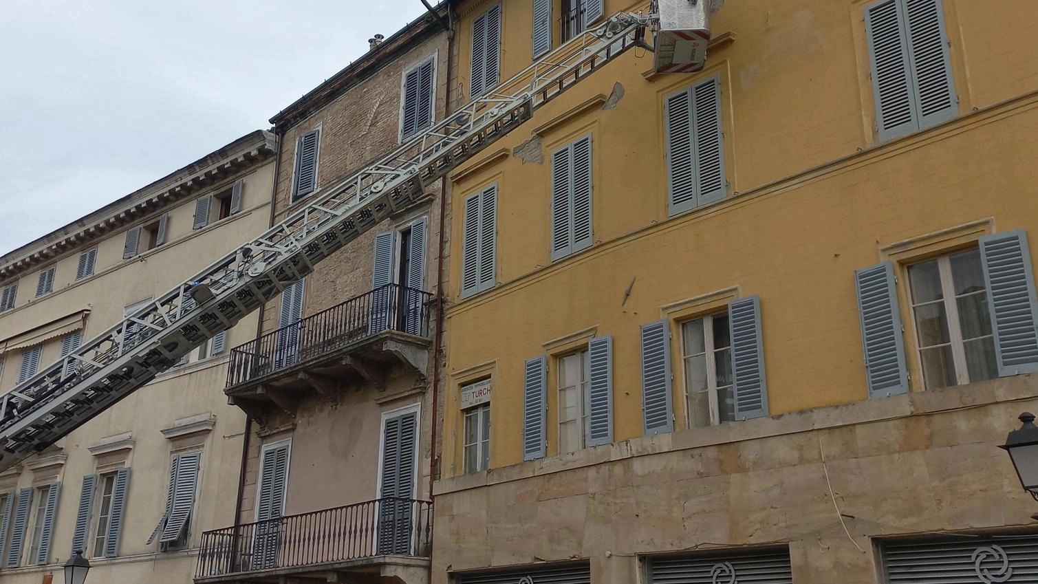 Siena, giù intonaco in centro. Materasso a fuoco in casa, paura a Buonconvento Siena, giù intonaco in centro. Materasso a fuoco in casa, paura a Buonconvento