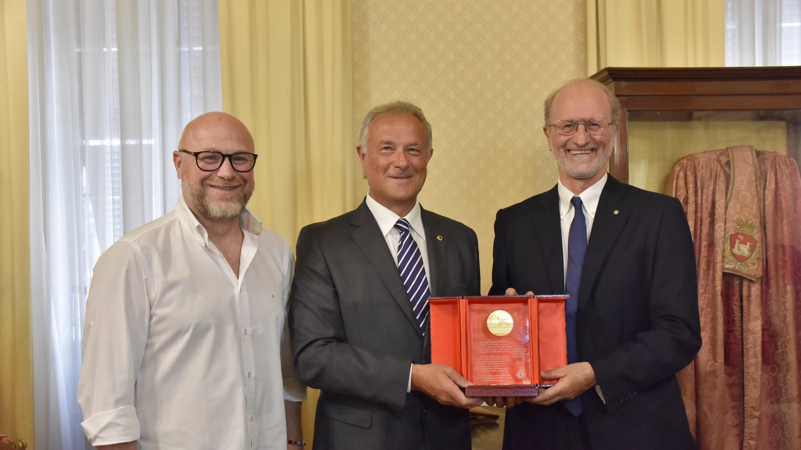 Il sindaco Nogarin, Tiziano Paparella del Lions Porto Mediceo e l'ingegner Paolo Dario