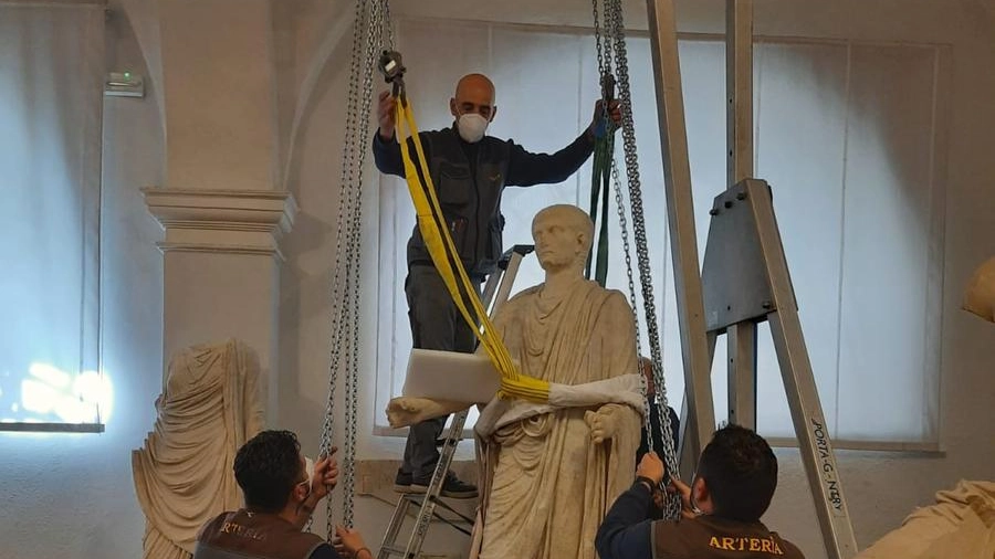 La preparazione delle statue allo spostamento