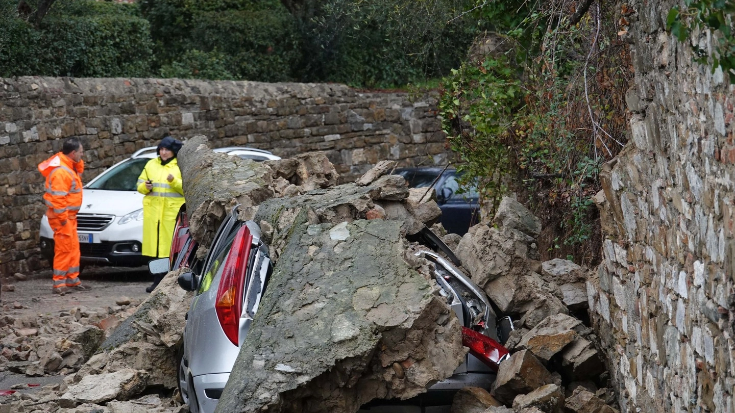 Santa Margherita a Montici: crolla muro per il maltempo (foto NewPressPhoto)