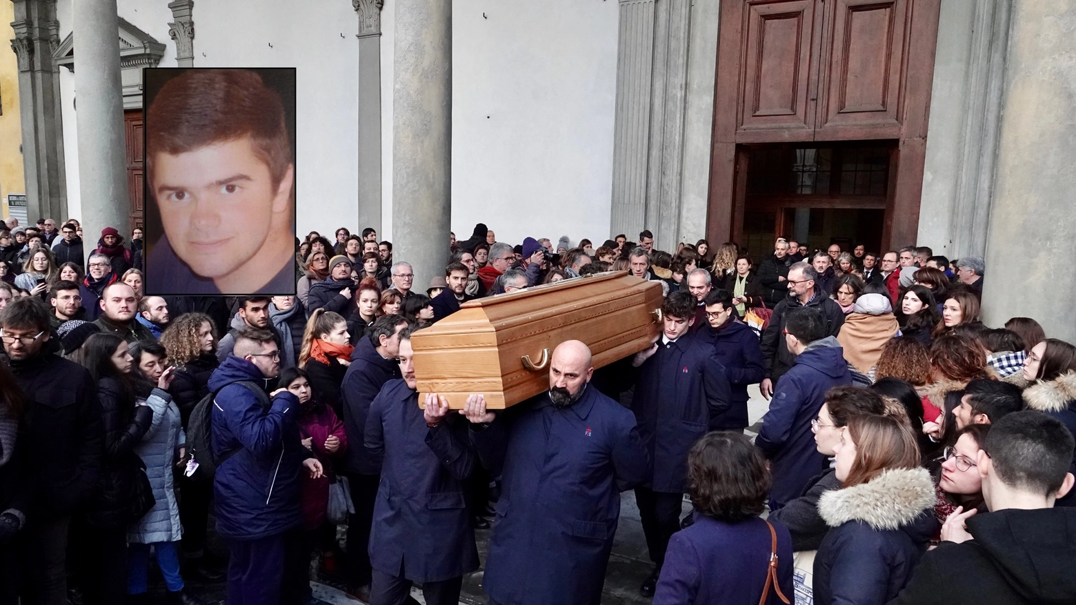 Un momento dei funerali di Niccolò Bizzarri, nel riquadro (New Press Photo)