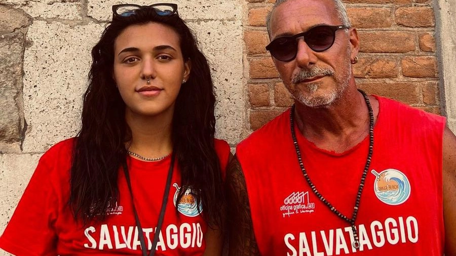 Giulia, 19 anni appena compiuti, e Mario Angerosi, 54: sono figlia e padre bagnini