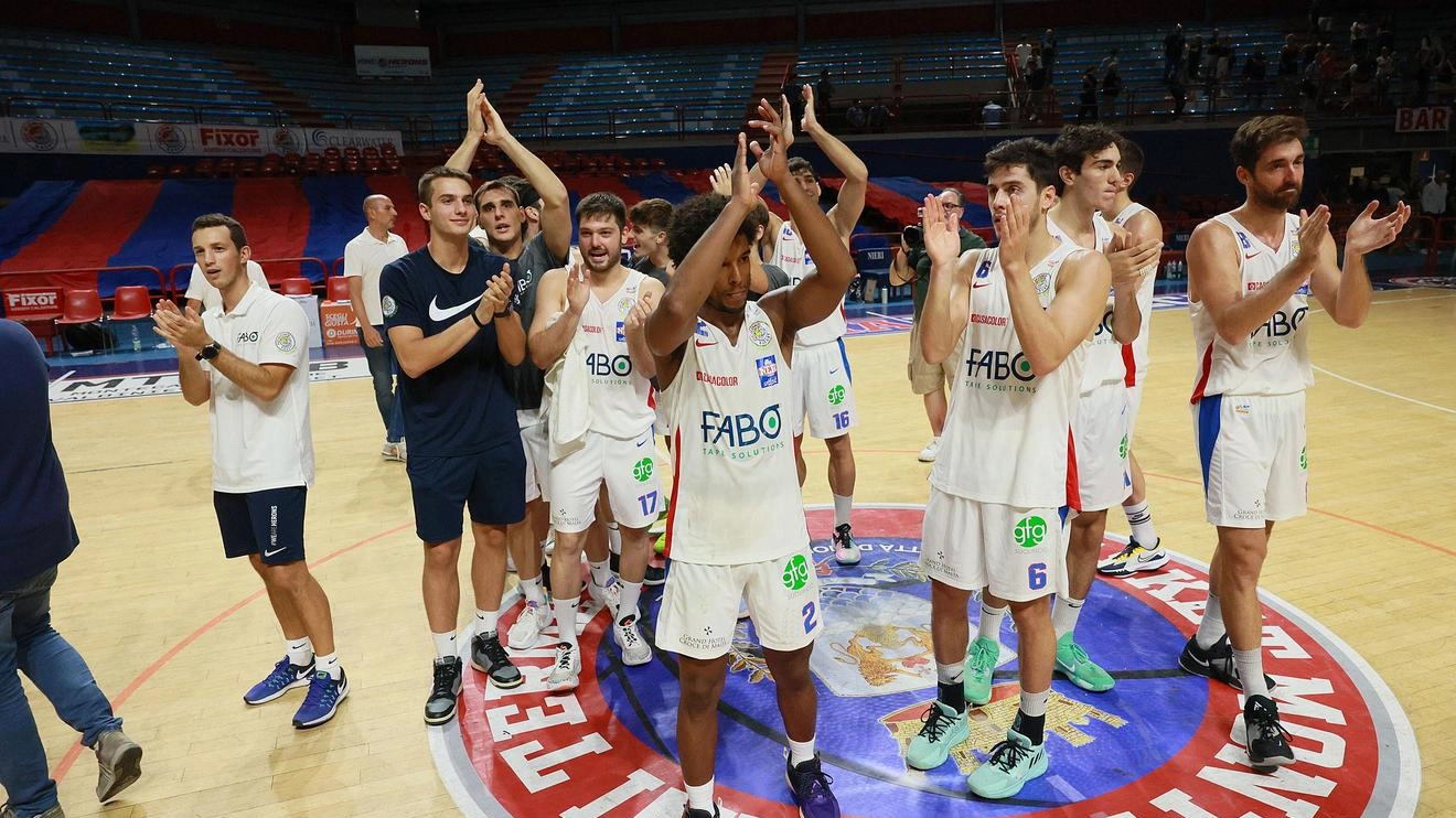 Un’emozione per tutta la città Il super derby è da incorniciare Herons vince sul filo del rasoio Un’emozione per tutta la città Il super derby è da incorniciare Herons vince sul filo del rasoio