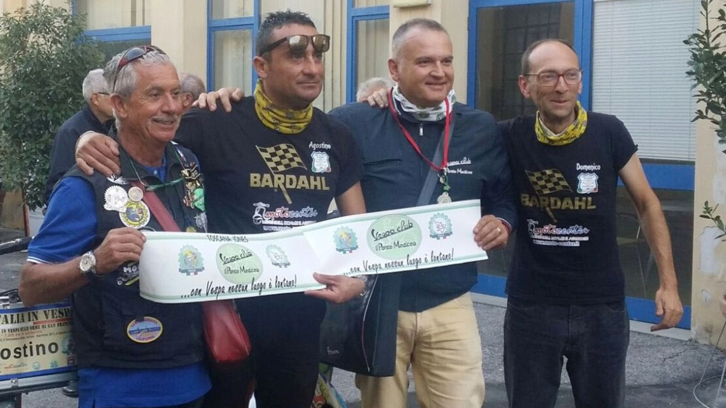 L’arrivo del Giro d’Italia in Vespa