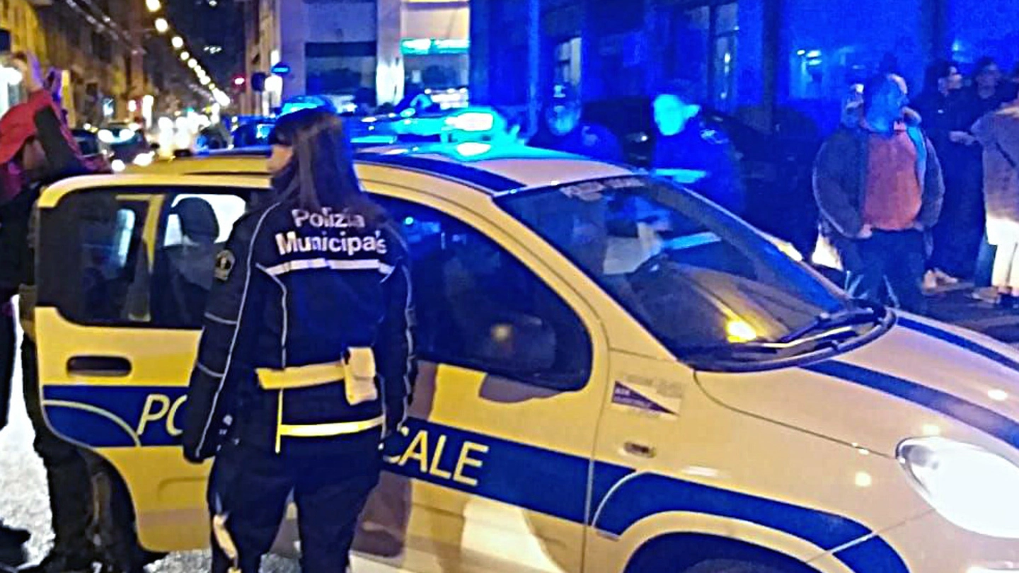L’intervento di una pattuglia della polizia locale della Spezia in centro città alla sera (foto di repertorio)