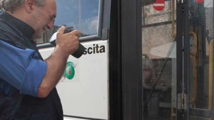 Un carabiniere fotografa le macchie  di sangue sul bus dove è stato aggredito Alessandro Martini