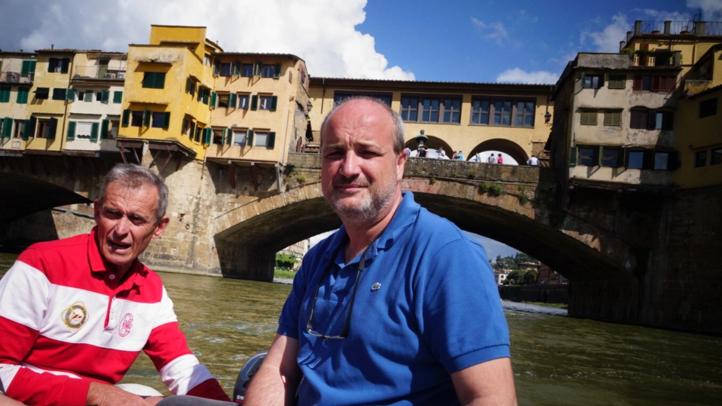 Il professor Caciagli, in maglia blu, sotto Ponte Vecchio (New Press Photo)