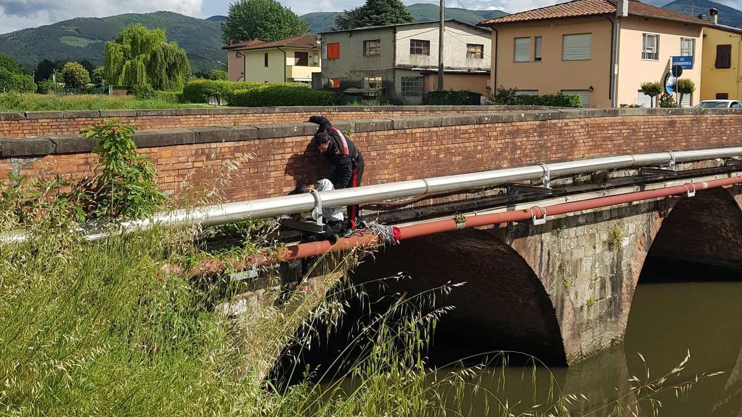 Minaccia di gettarsi giù da un ponte Salvato dai carabinieri Minaccia di gettarsi giù da un ponte Salvato dai carabinieri