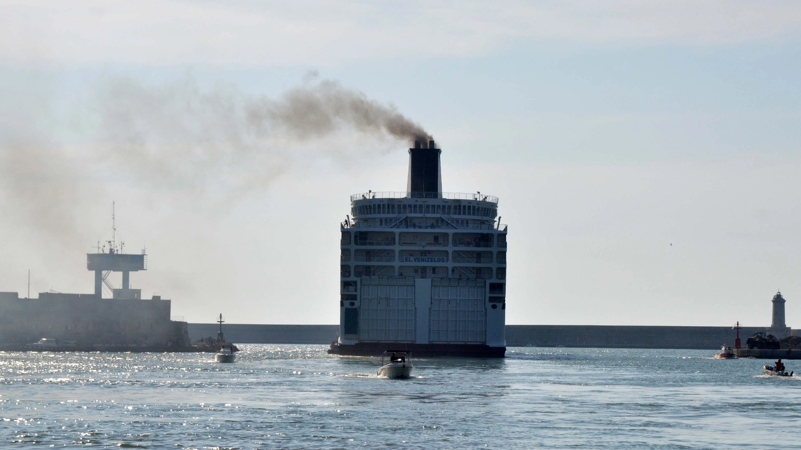 La nave riparte da Livorno per la Grecia (Foto Simone Lanari)