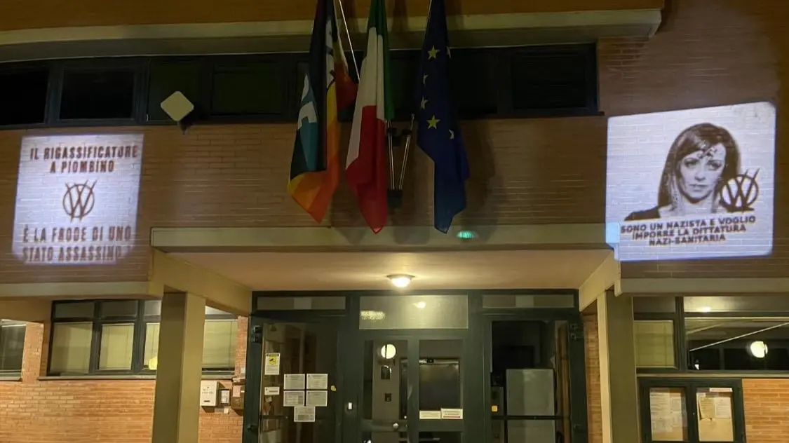 Le immagini proiettate sul Comune di Venturina Terme Le immagini proiettate sul Comune di Venturina Terme