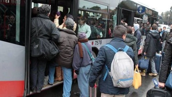 Palpeggiava le studentesse, sedendosi accanto, sull’autobus di linea extraurbana (foto repertorio)