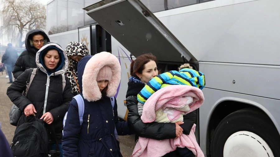 L'esodo delle profughe ucraine in fuga dalla guerra (Ansa)