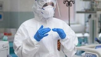 Un sanitario in Terapia Intensiva, indossando le protezioni (foto di repertorio) Un sanitario in Terapia Intensiva, indossando le protezioni (foto di repertorio)