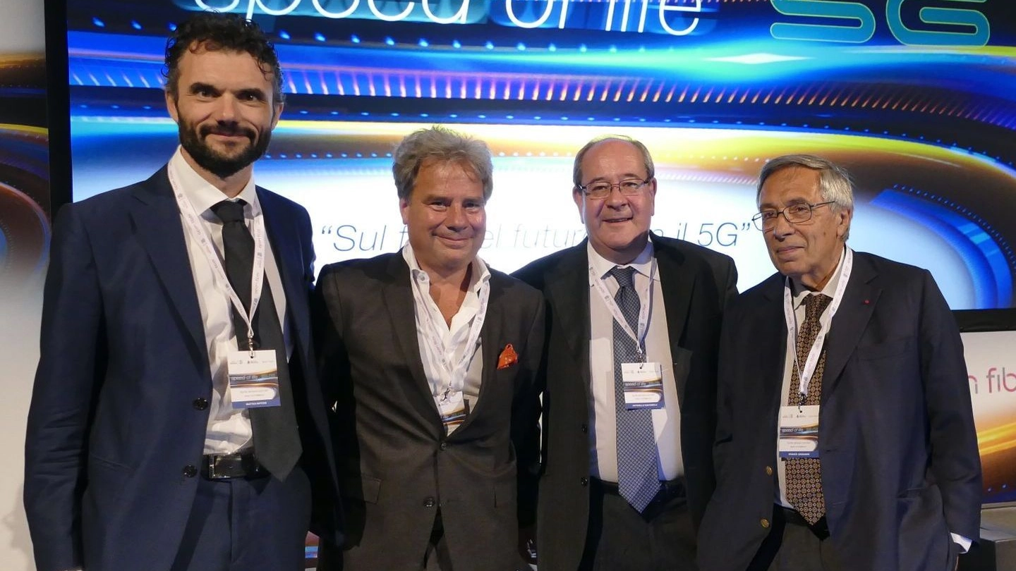 Da sinistra: il sindaco Matteo Biffoni, Jeffrey Hedberg di Wind Tre,   il sottosegretario Antonello Giacomelli e Franco Bassanini di Open Fiber