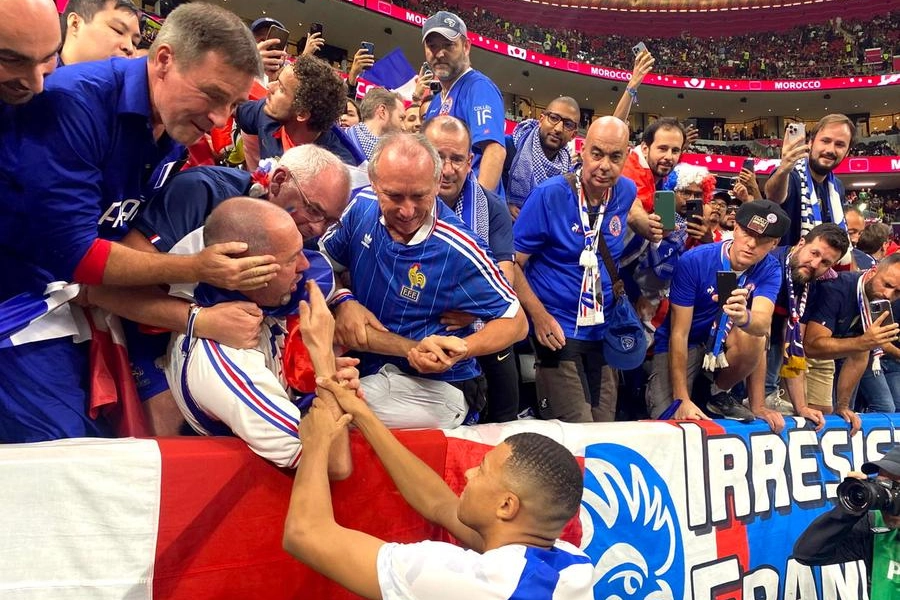 Mbappé chiede scusa al tifoso dopo la pallonata (Ansa)