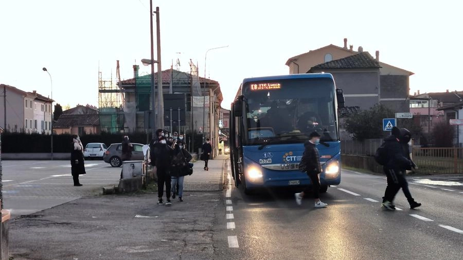 Bus pubblici a Lucca nel primo giorno di rientro a scuola