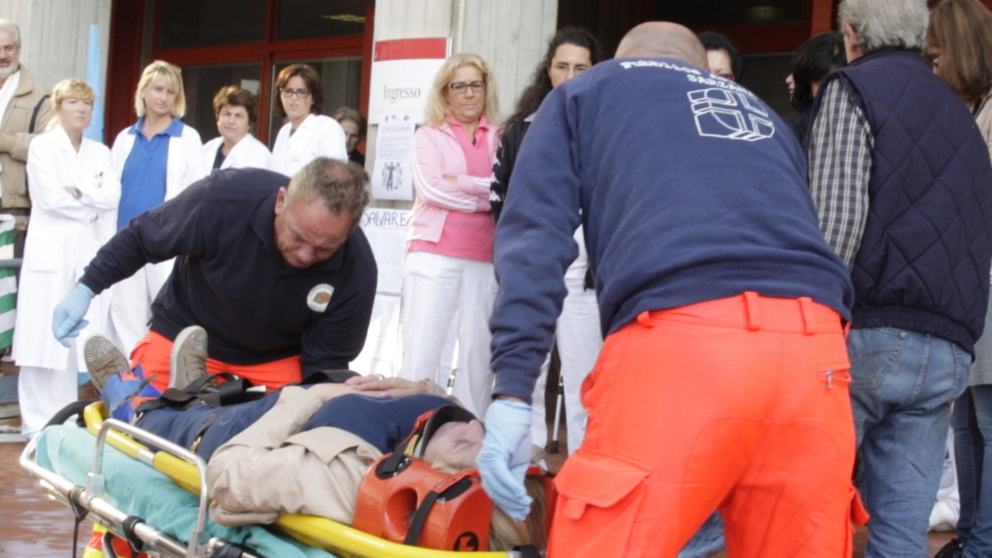 Un intervento di soccorso nel piazzale dell’ospedale San Bartolomeo di Sarzana (foto d’archivio)