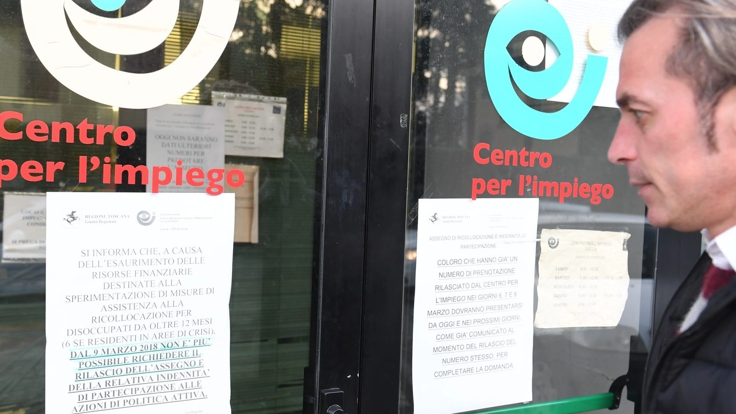 Il cartello esposto al Centro per l’impiego di Lucca