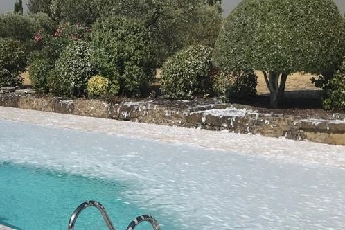 La piscina della Country House Montali ricoperta da schiuma lanciata da canadair