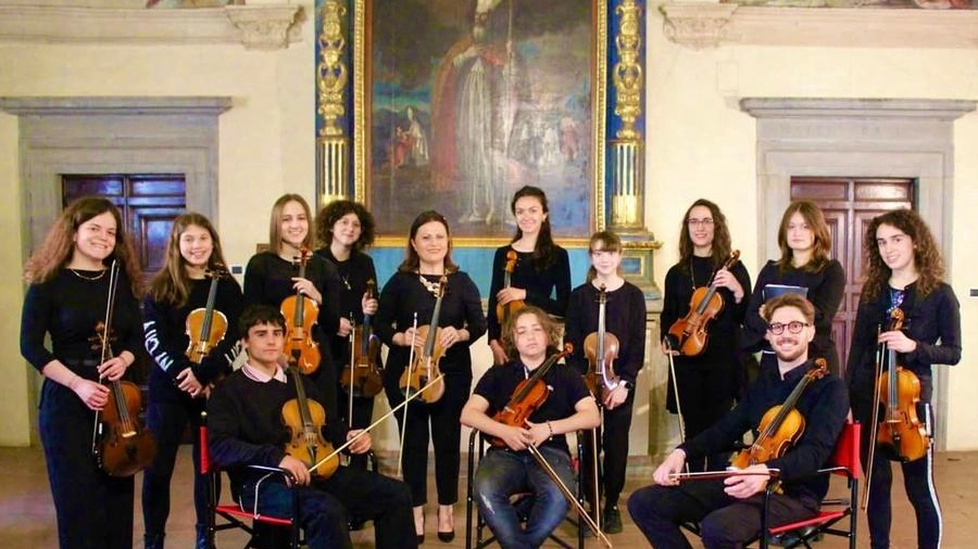 L'Orchestra Giovani Armonie con al centro il direttore Laureta Cuku Hodaj