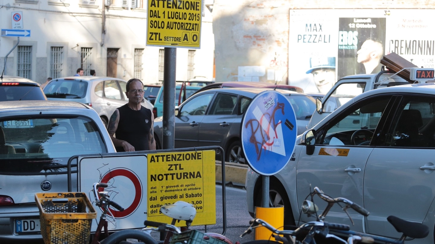 I nuovi cartelli posizionati in piazza Tasso, uno dei varchi di accesso per la Ztl settore «O»