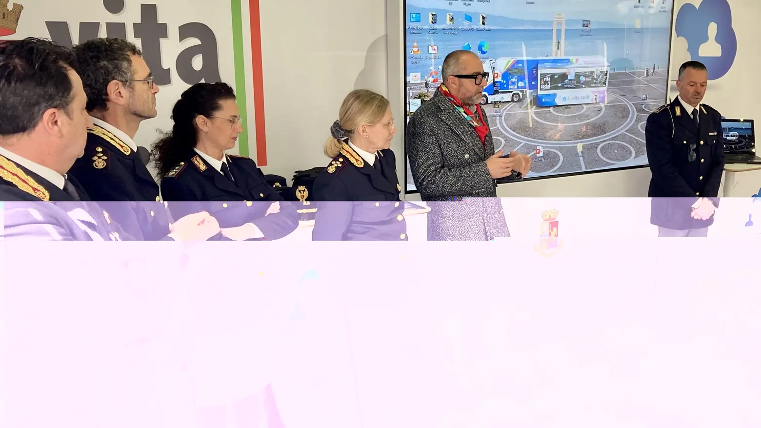 Una vita da social Consapevoli di internet grazie al bus della polizia Una vita da social Consapevoli di internet grazie al bus della polizia