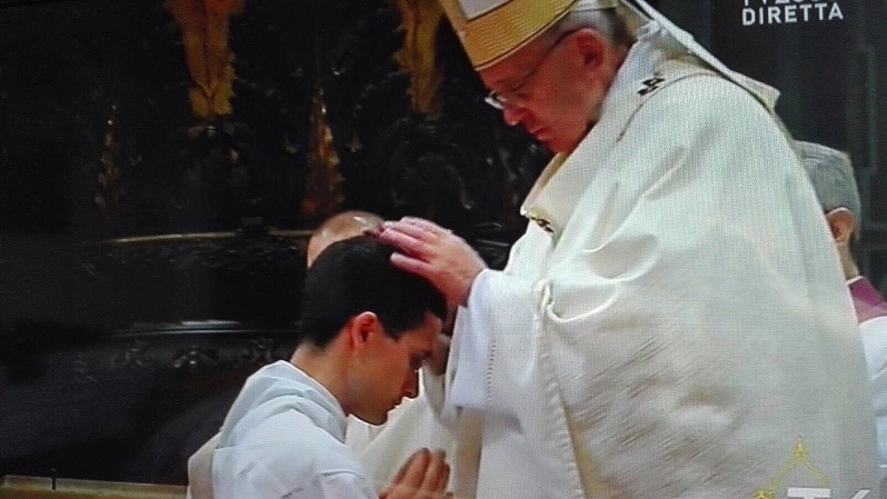 Don Mattia Seu inchinato davanti a Papa Francesco