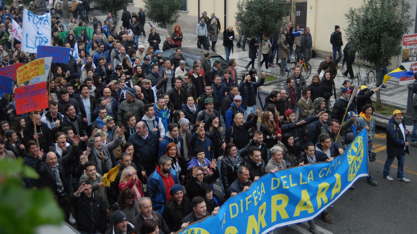 Il corteo che sfila per le vie di Marina. «Zubbani devi andartene» il coro della folla