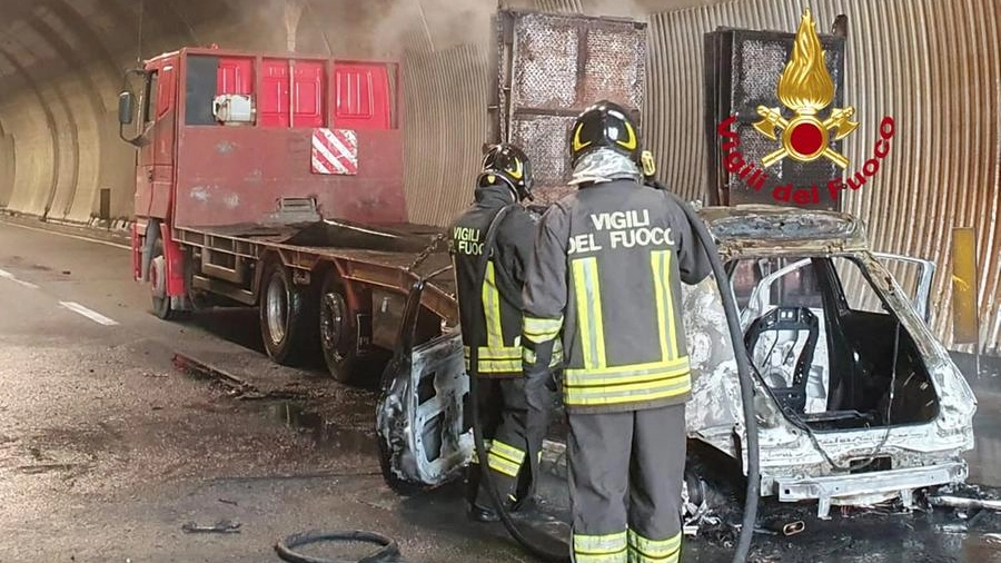 Incidente in Autopalio a San Casciano, l'auto distrutta dalle fiamme dopo l'impatto