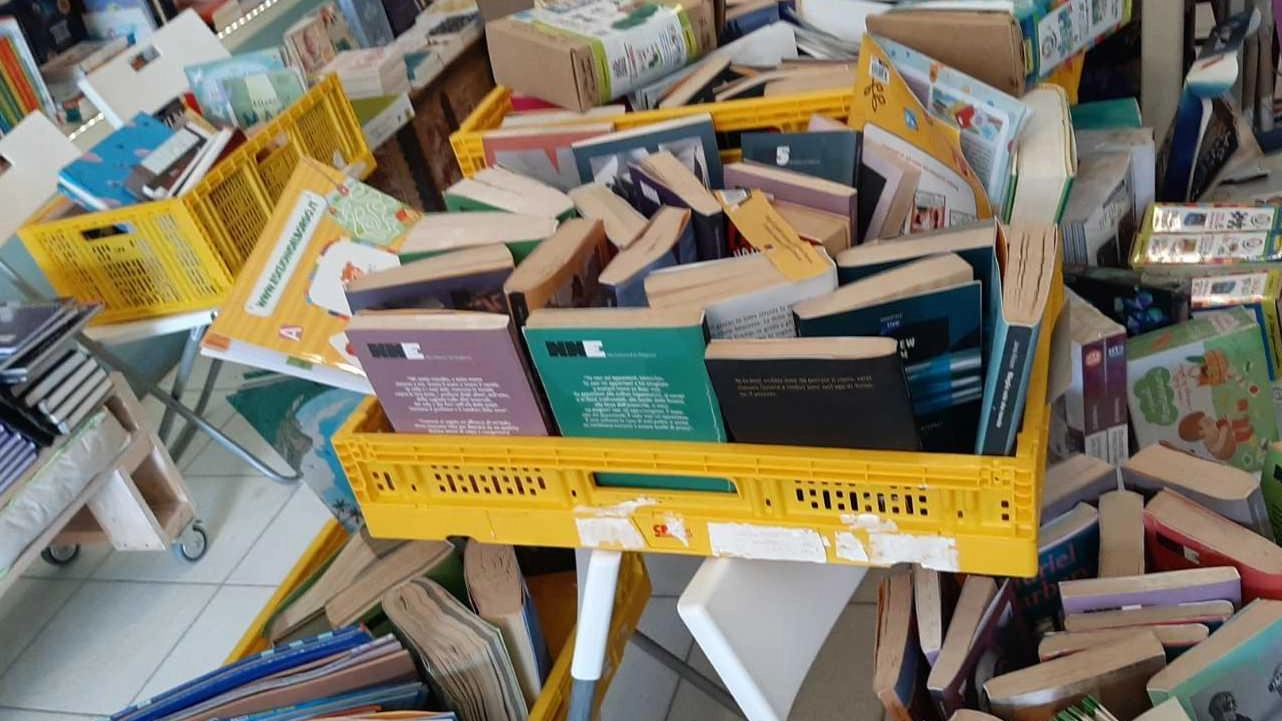 "Quattrocento libri sotto l’acqua, erano un blocco di sale e fango" "Quattrocento libri sotto l’acqua, erano un blocco di sale e fango"