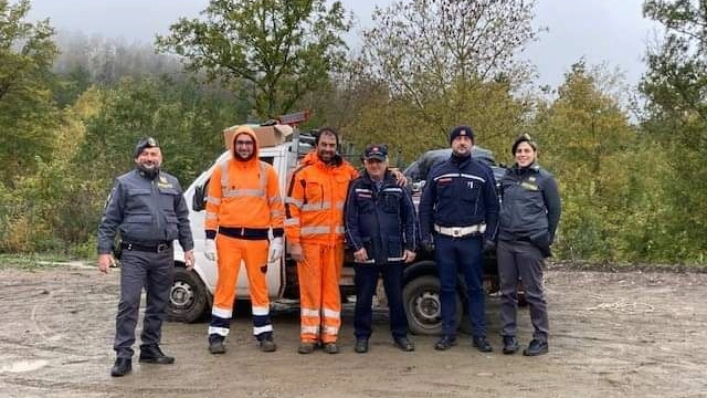 Il materiale recuperato nel bosco dello spaccio Il materiale recuperato nel bosco dello spaccio