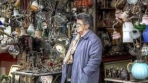 Ma gli abiti non si buttano: devono essere riciclati Dai cassonetti ad hoc fino ai mercatini delle pulci Ma gli abiti non si buttano: devono essere riciclati Dai cassonetti ad hoc fino ai mercatini delle pulci