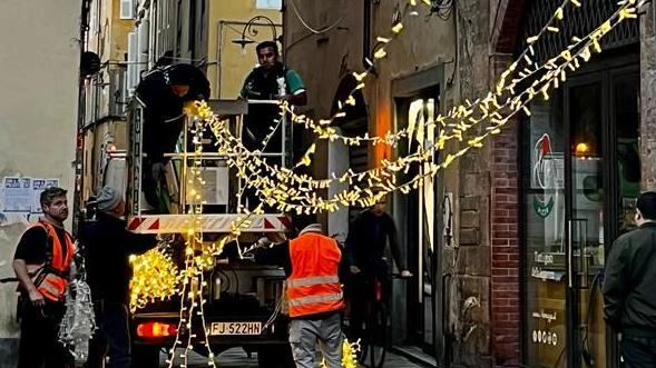 Arrivano già le luci di Natale. La città si prepara alla festa mercatino inedito dei presepi Arrivano già le luci di Natale. La città si prepara alla festa mercatino inedito dei presepi