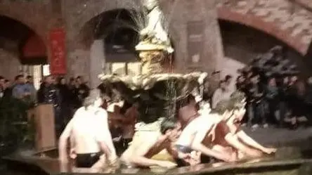 Bagno della discordia Il rito delle Pagliette ora diventa un caso Bagno della discordia Il rito delle Pagliette ora diventa un caso