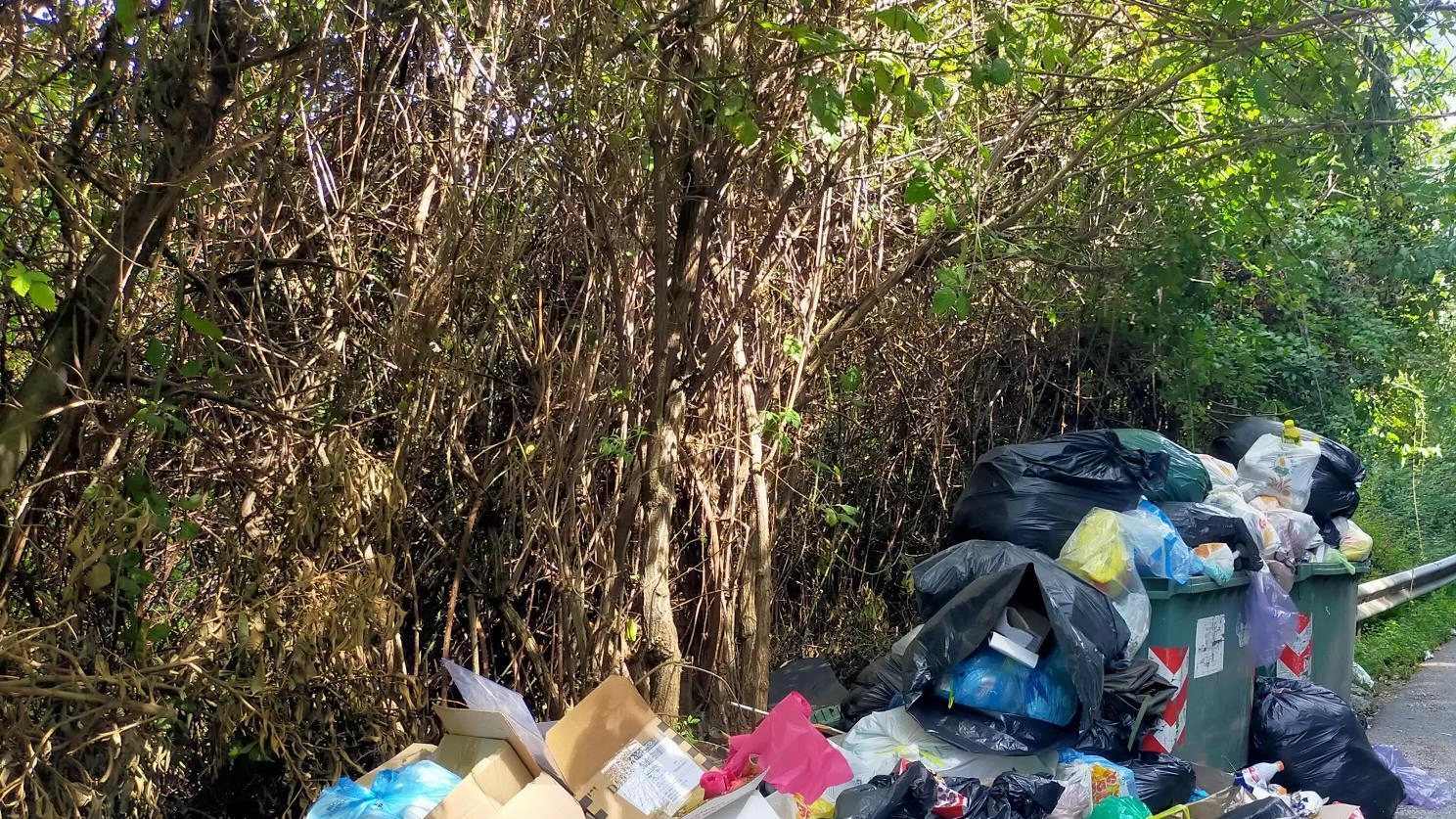 Una discarica a cielo aperto sulla strada della montagna vicino allo stabilimento Evam Una discarica a cielo aperto sulla strada della montagna vicino allo stabilimento Evam