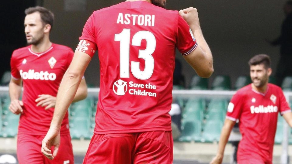 Astori esulta dopo il gol del 3-0 a Verona (Ansa)