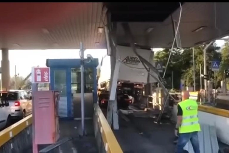 Il camion incastrato al casello Versilia della A12