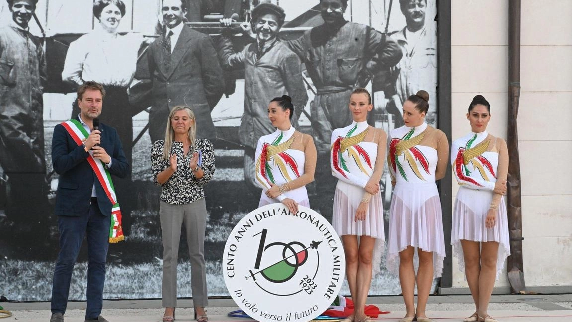 Le Farfalle Azzurre fanno sognare  Per i cento anni dell’Aeronautica  anche l’ebbrezza del volo virtuale