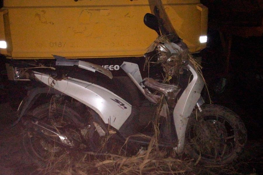 Il motorino Honda Sh trovato nel canale di via Navonella a Sarzana