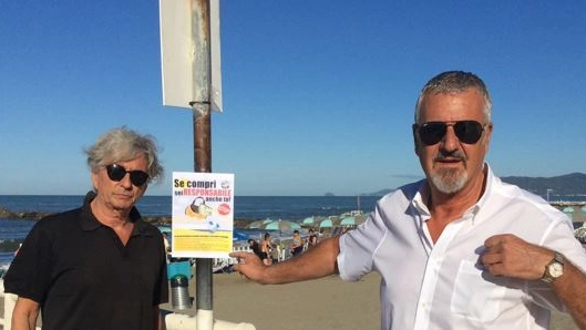 Mauro Rivieri e Stefano Benedetti davanti alla spiaggia 