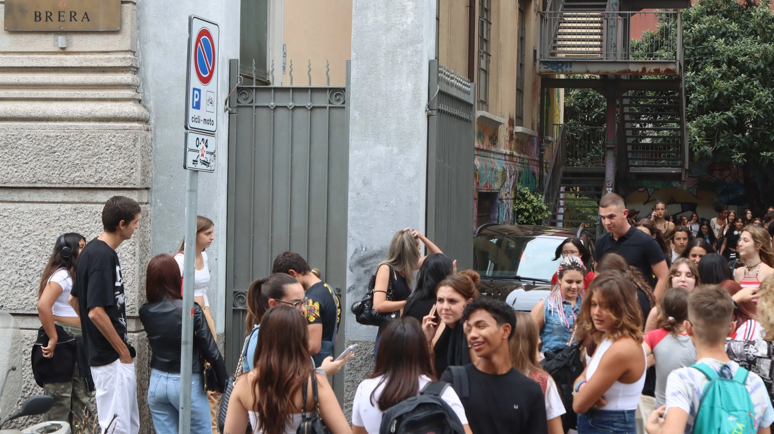 Studenti all'uscita del loro primo giorno di scuola (Ansa) Studenti all'uscita del loro primo giorno di scuola (Ansa)