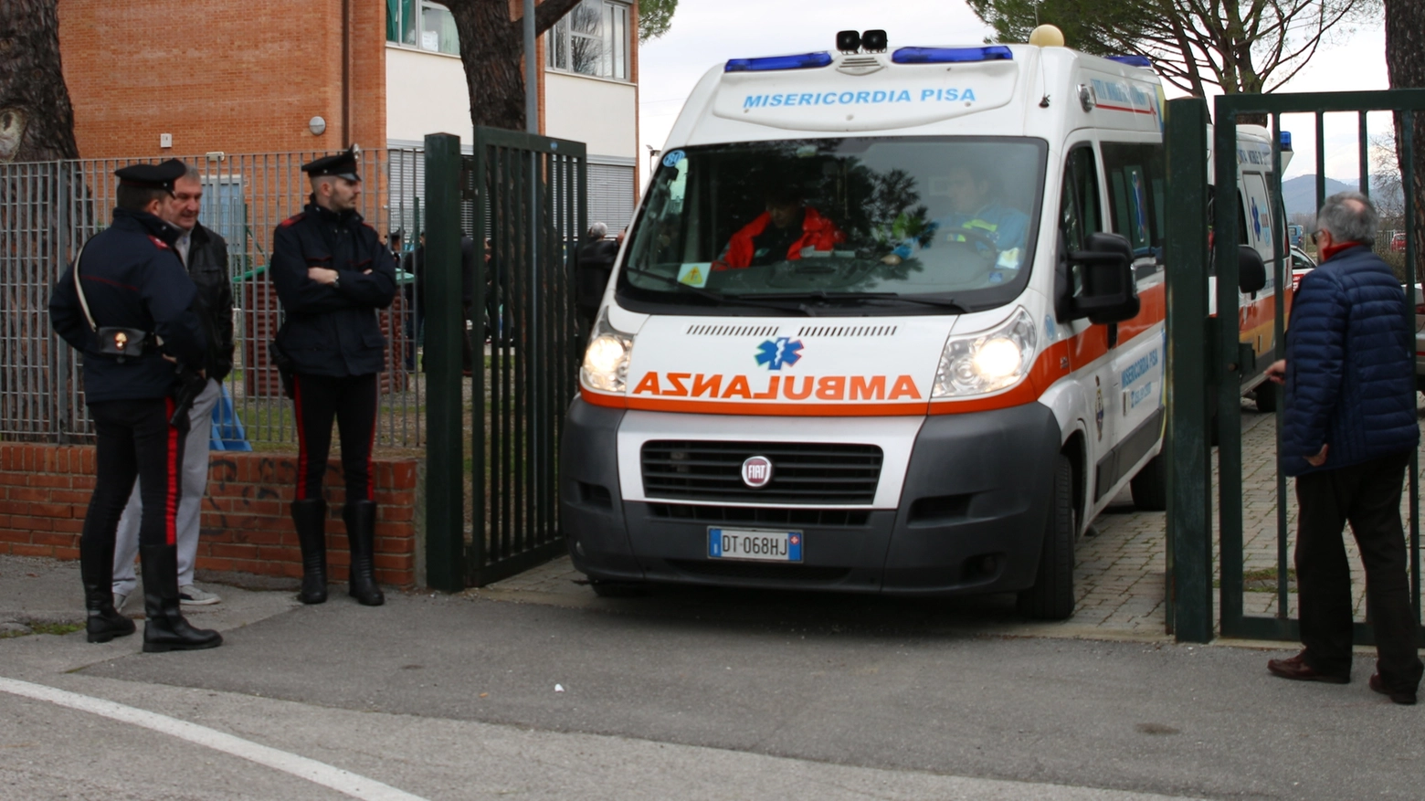 La scuola della tragedia e l'ambulanza (Foto Valtriani)